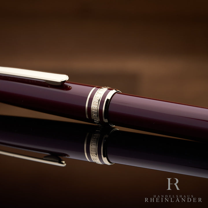 Nahaufnahme des burgunderroten Montblanc Kugelschreibers am Übergang von Kappe zum Schaft