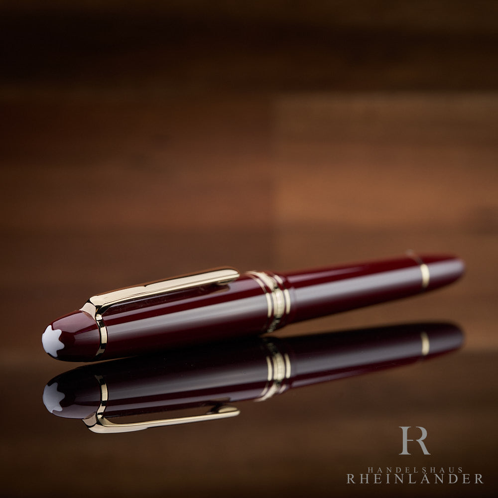 Burgunderroter Montblanc Füller mit geschlossener Kappe liegend mit dem Emblem voran