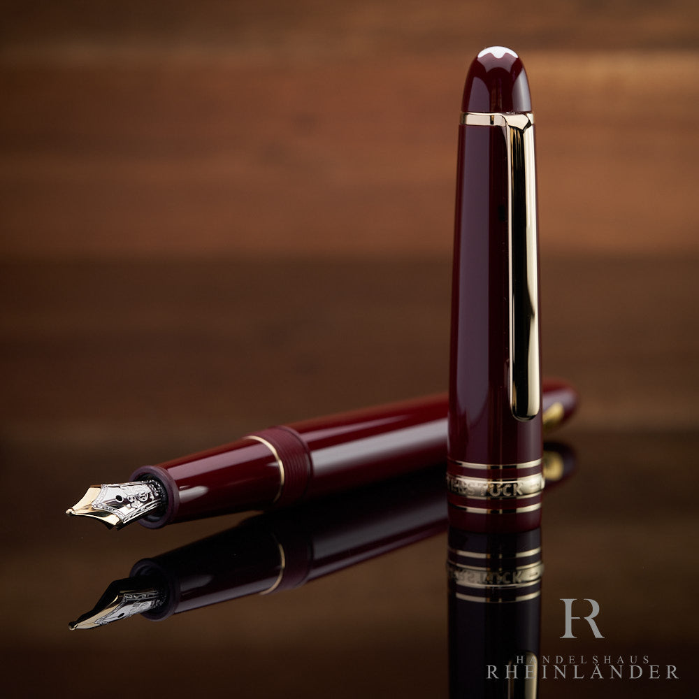 Offener Montblanc Füller mit stehender Kappe und Feder voran in burgunderrot