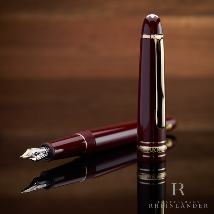 Offener Montblanc Füller mit stehender Kappe und Feder voran in burgunderrot