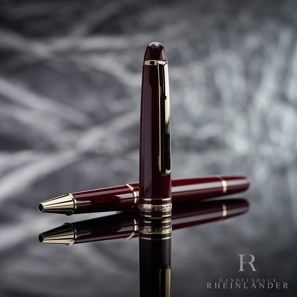 offener Montblanc Burgundy Rollerball ohne Mine mit danebenstehender Kappe