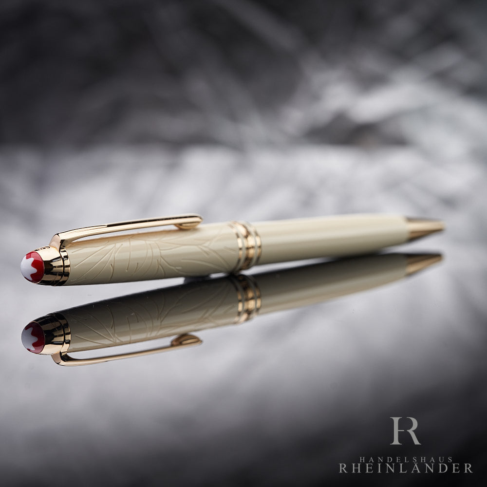 heller Montblanc Romeo & Juliet Classique Kugelschreiber liegend mit Kappenkopf voran vor silbernem Hintergrund