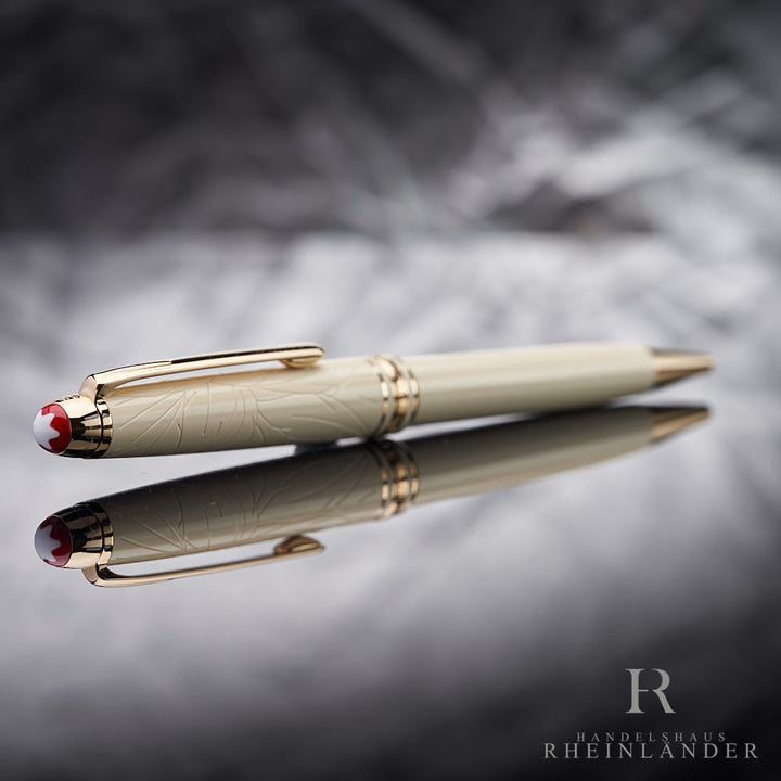 heller Montblanc Romeo & Juliet Classique Kugelschreiber liegend mit Kappenkopf voran vor silbernem Hintergrund