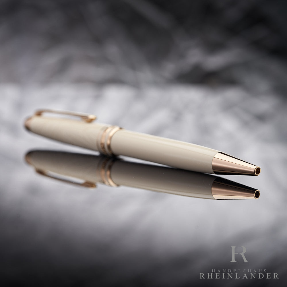 rotgoldene Spitze des Montblanc Romeo & Juliet Classique Kugelschreibers liegend vor silbernem Hintergrund
