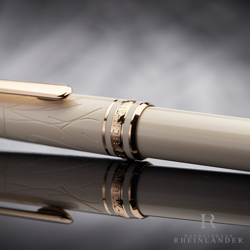 rotgoldenen Kappenringe des Montblanc Romeo & Juliet Classique Kugelschreibers liegend mit Spiegelung