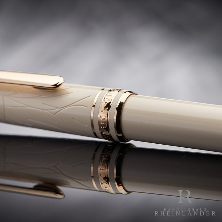rotgoldenen Kappenringe des Montblanc Romeo & Juliet Classique Kugelschreibers liegend mit Spiegelung