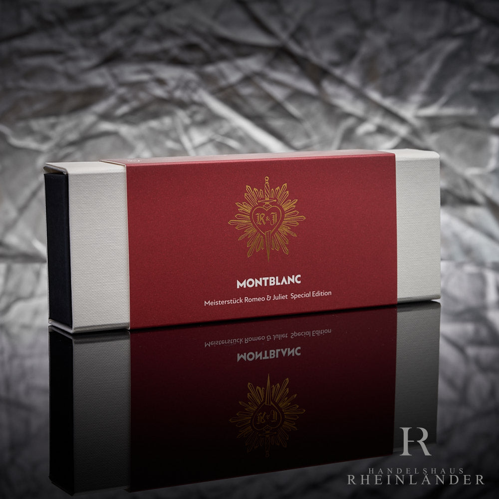 rote Originalverpackung der Montblanc Meisterstück Romeo & Juliet Kollektion stehend vor silbernem Hintergrund