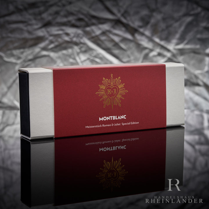 rote Originalverpackung der Montblanc Meisterstück Romeo & Juliet Kollektion stehend vor silbernem Hintergrund