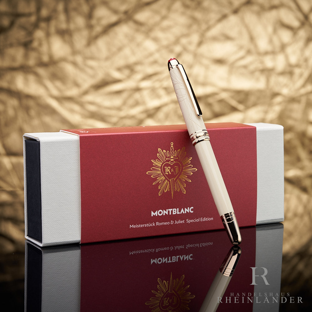 cremefarbener Montblanc Romeo & Juliet Rollerball an die Originalverpackung gelehnt vor goldenem Hintergrund