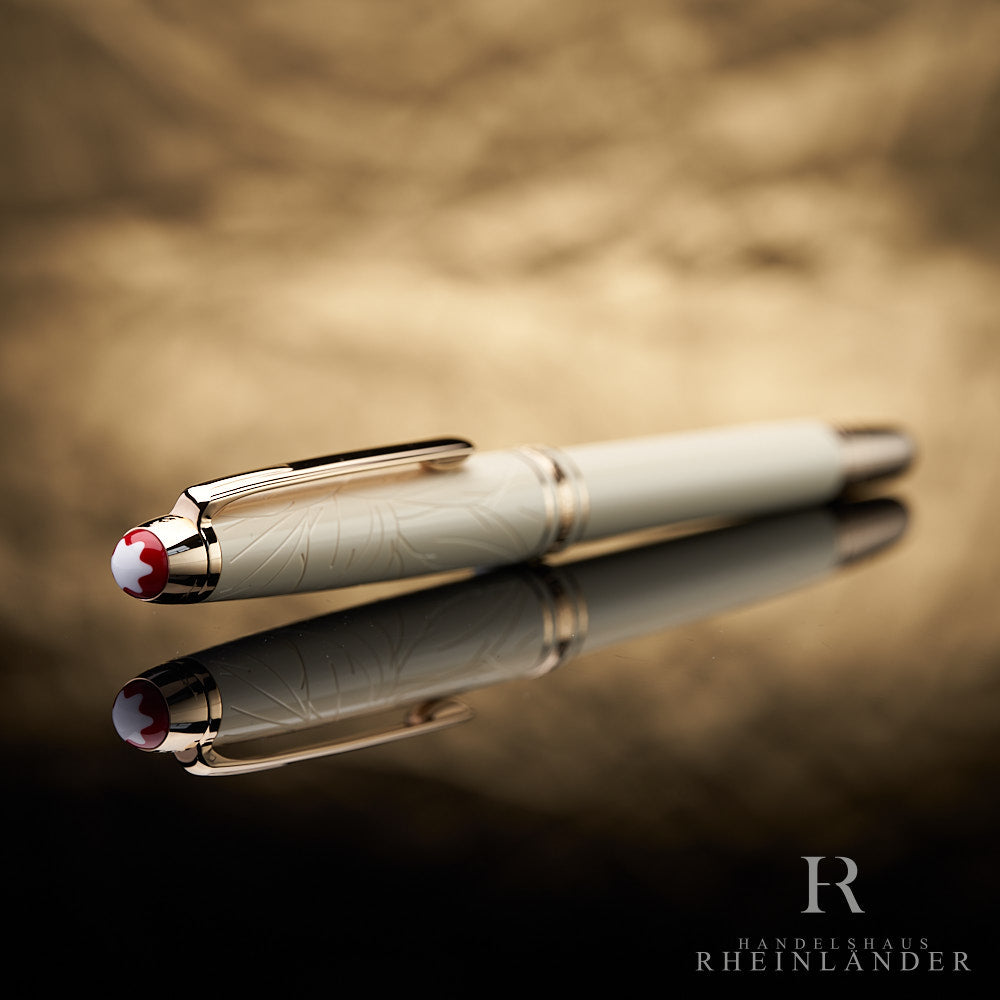 heller Kappenkopf mit rotem Montblanc Emblem und vergoldeten Beschlägen des Romero & Juliet Classique Rollerballs liegend