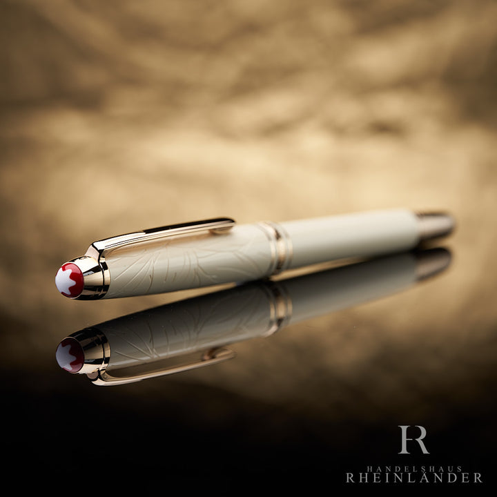 heller Kappenkopf mit rotem Montblanc Emblem und vergoldeten Beschlägen des Romero & Juliet Classique Rollerballs liegend