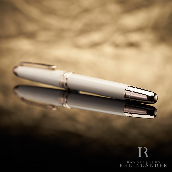 heller Schaft und Konus mit vergoldeten Beschlägen des Romeo & Juliet Classique Rollerballs vor goldenem Hintergrund