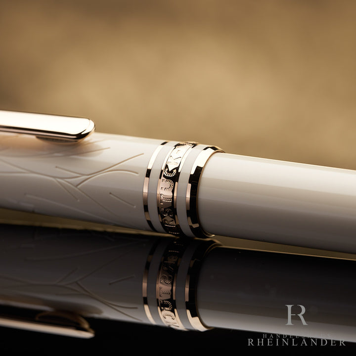 vergoldete Kappenringe mit Gravuren und cremefarbener Korpus des Montblanc Classique Romeo & Juliet Rollerballs in Nahaufnahme