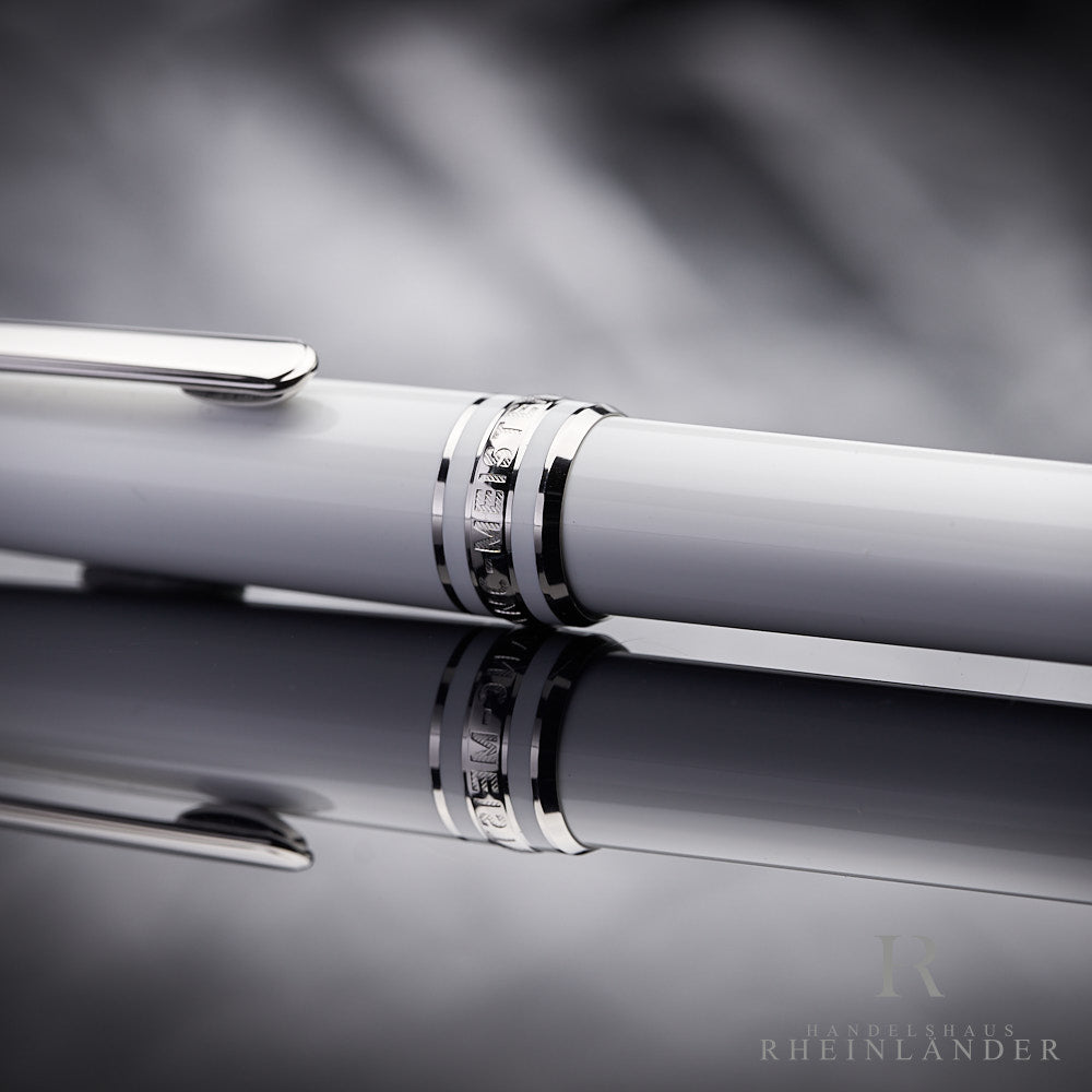 Nahaufnahme der Kappenringe des weißen Montblanc Meisterstück Rollerballs mit Gravuren