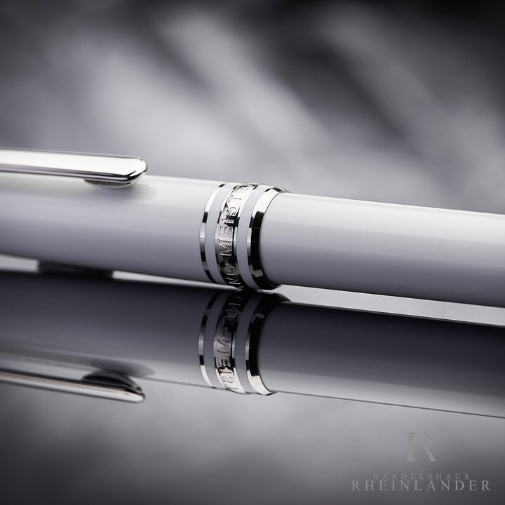 Nahaufnahme der Kappenringe des weißen Montblanc Meisterstück Rollerballs mit Gravuren