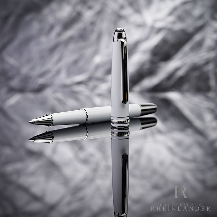 offener weißer  Montblanc Meisterstück Rollerball mit stehender Kappe vor silbernem Hintergrund