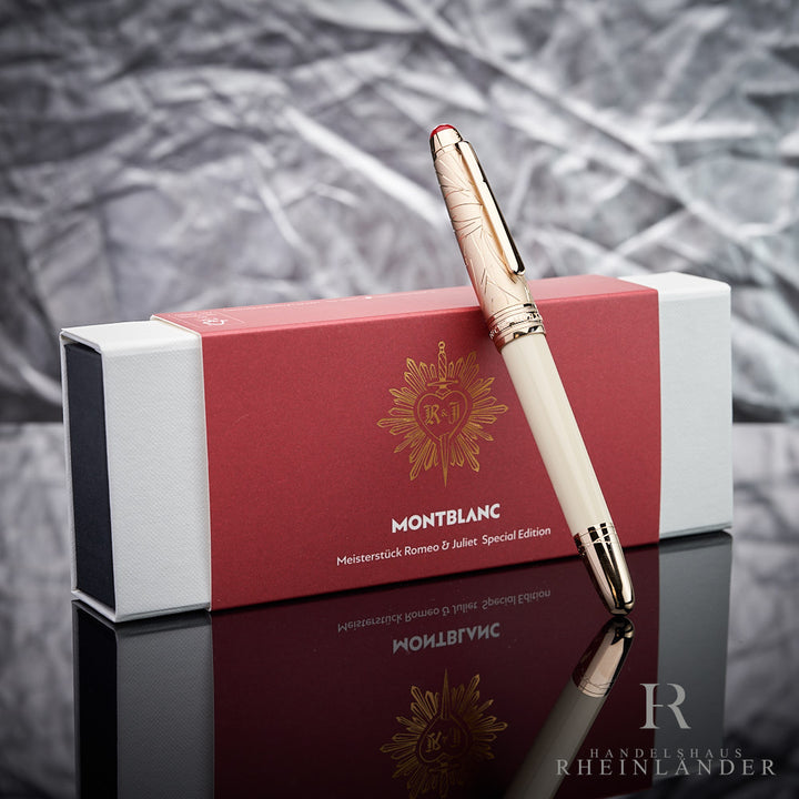 Montblanc Romeo & Juliet Doue Füller in Creme und Rosé-Gold angelehnt an die Originalverpackung vor silbernem Hintergrund