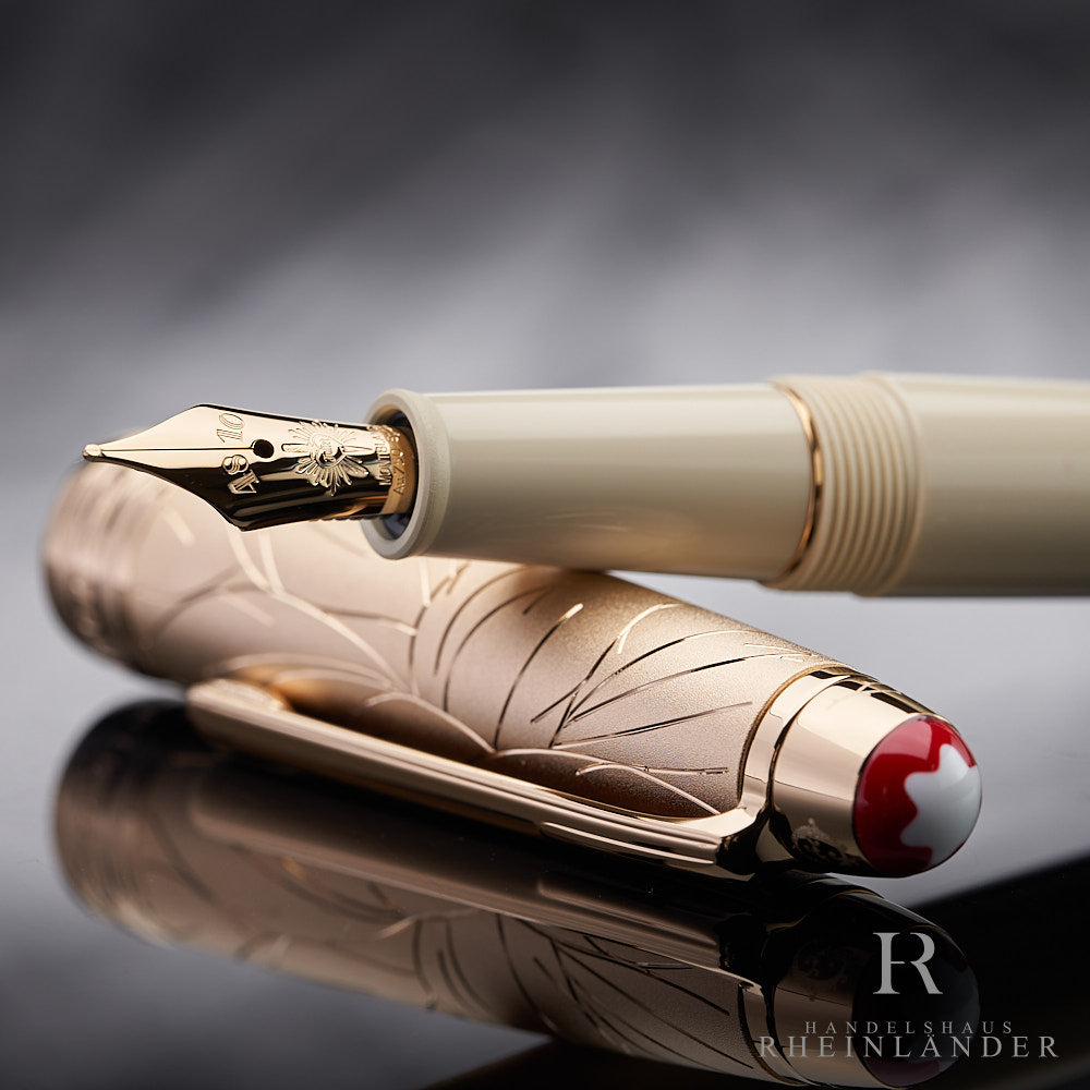 Nahaufnahme der Goldfeder des Montblanc Romeo & Juliet Doue Classique Füllers auf der Kappe abgelegt