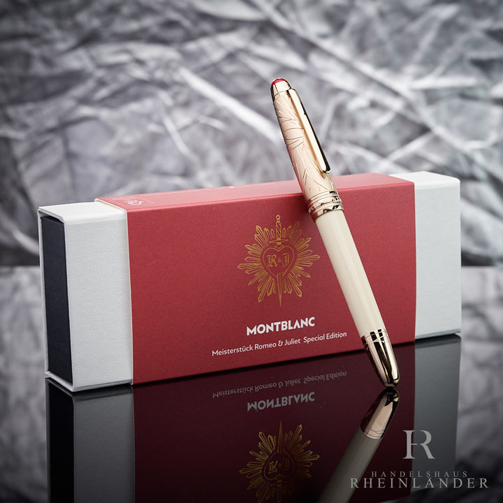 goldener Montblanc Solitaire Doue Classique Rollerball angelehnt an die Originalverpackung mit silbernem Hintergrund