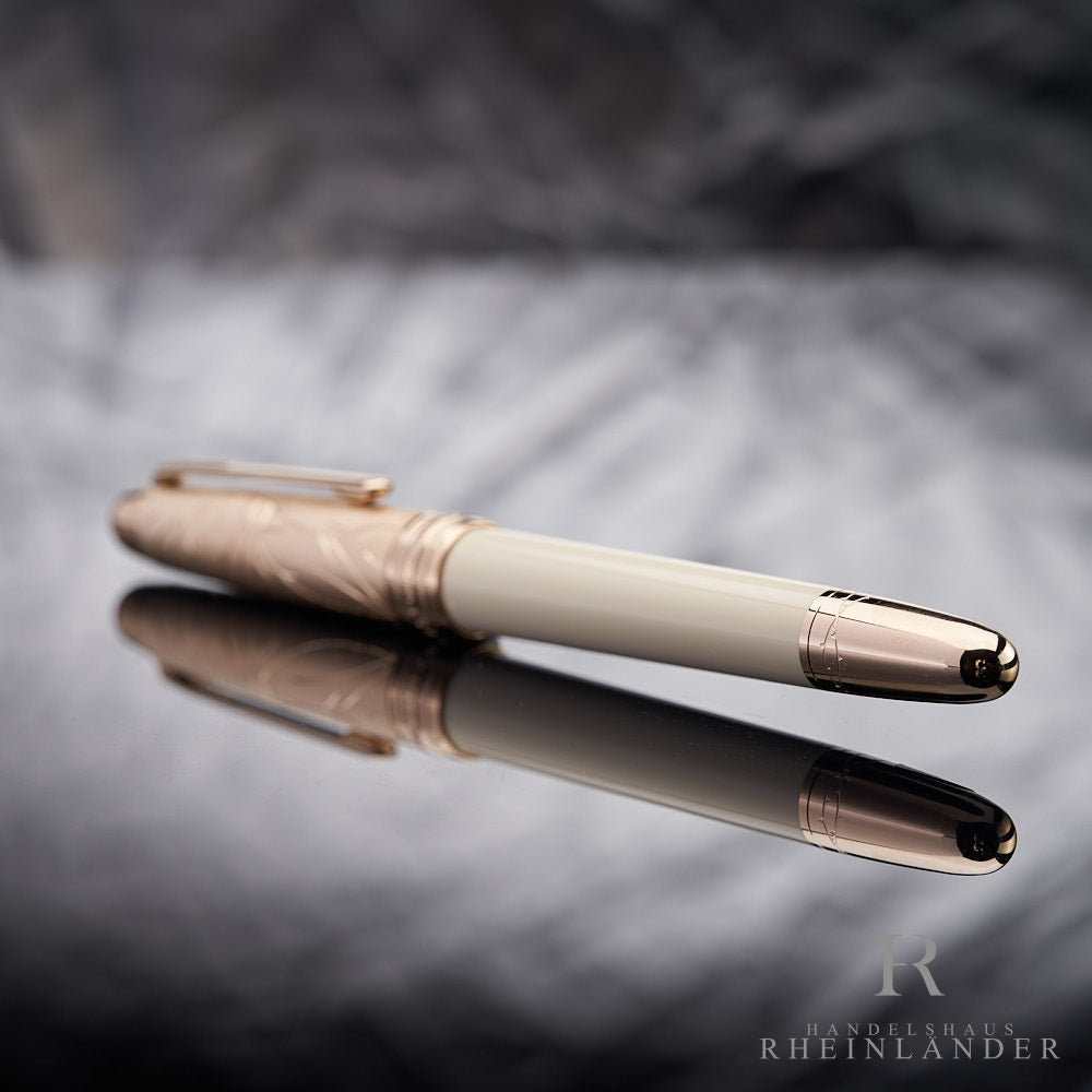 goldener Konus mit Dornen-Gravur des Romeo & Juliet Doue Classique Rollerballs liegend vor grauem Hintergrund
