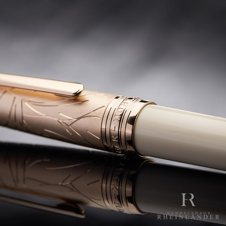 goldene Kappenringe mit Montblanc Gravur des Doue Classique Romeo &Juliet Rollerballs vor grauem Hintergrund