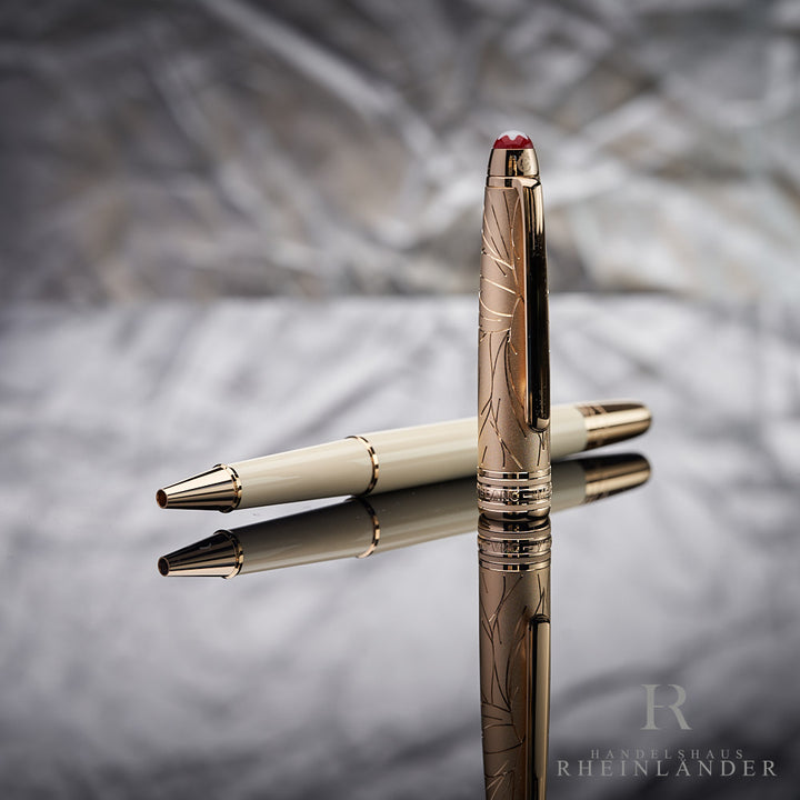 offener beige-farbiger Doue Classique Romeo & Juliet Rollerball mit stehender goldener Kappe vor silbernem Hintergrund