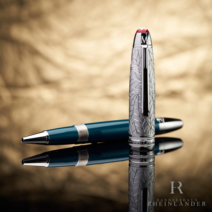 grün-blauer Montblanc LeGrand Rollerball der Romeo &Juliet Kollektion mit stehender silberner Kappe vor goldenem Hintergrund