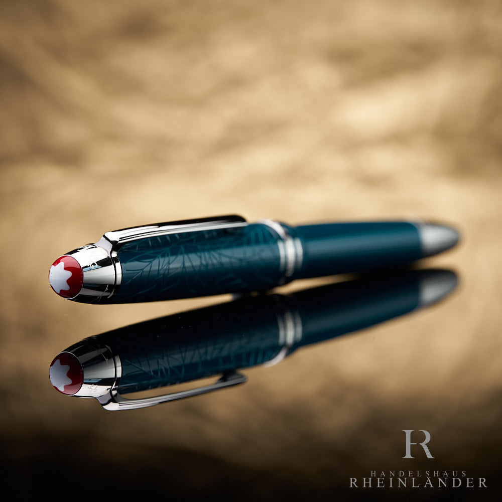 grüner Kappenkopf mit rotem Montblanc Emblem des Romeo & Juliet LeGrand Füllfederhalters liegend vor goldenem Hintergrund