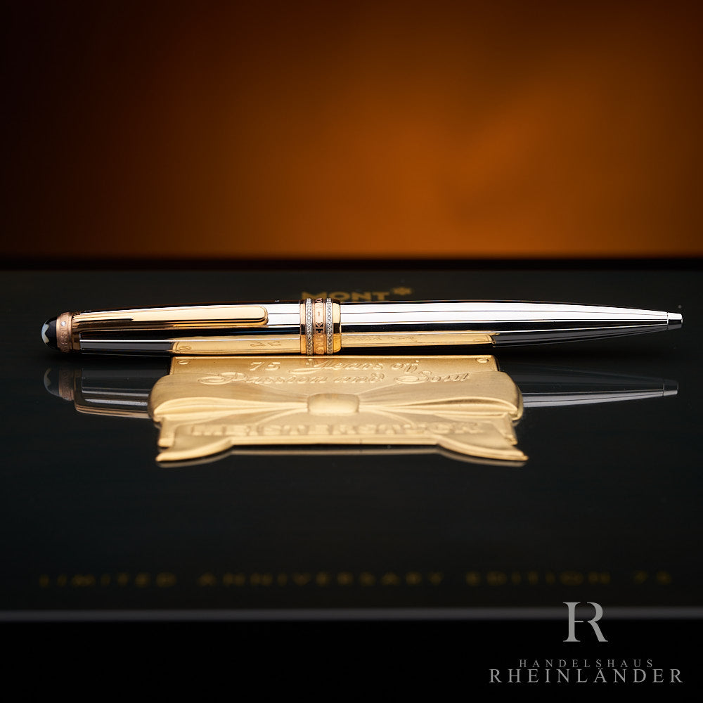 Silberner Montblanc Kugelschreiber mit goldenen Beschlägen und Diamantbesatz an den Kappenringen liegend auf der Originalschatulle