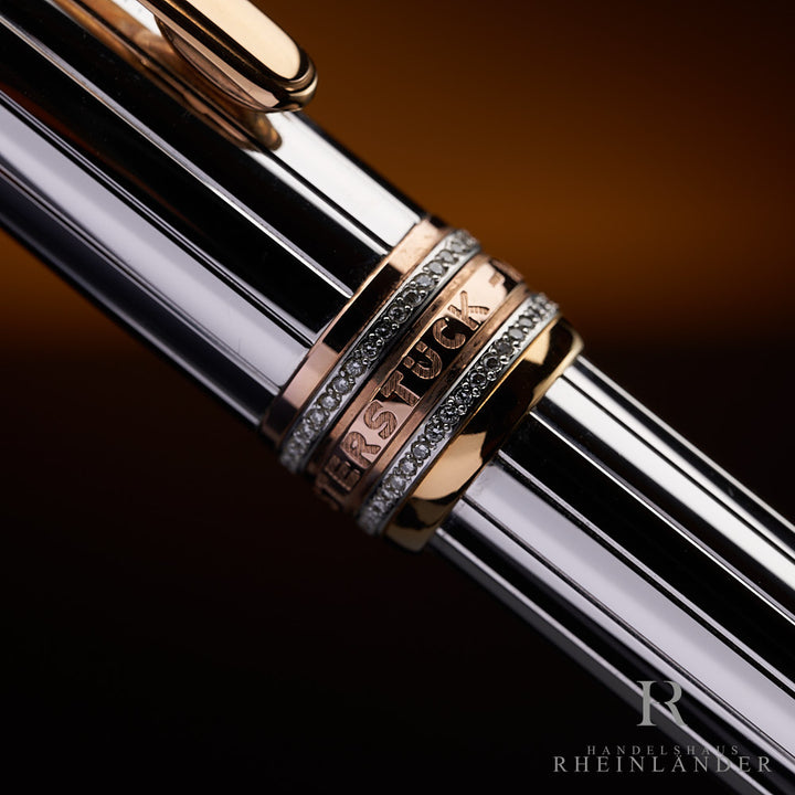Nahaufnahme der goldenen Kappenringe mit Diamantbesatz am Montblanc Limited Edition Anniversary Kugelschreiber