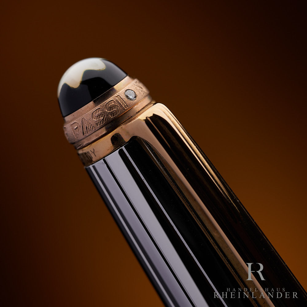 Nahaufnahme des Kappenkopfes mit Gravuren und Brillant des Limited Edition 75 Anniversary Kugelschreibers