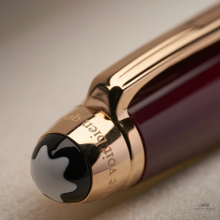 Detailaufnahme des Kappenkopfs mit Gravuren und Montblanc Emblem des Petit Prince Rollerballs 