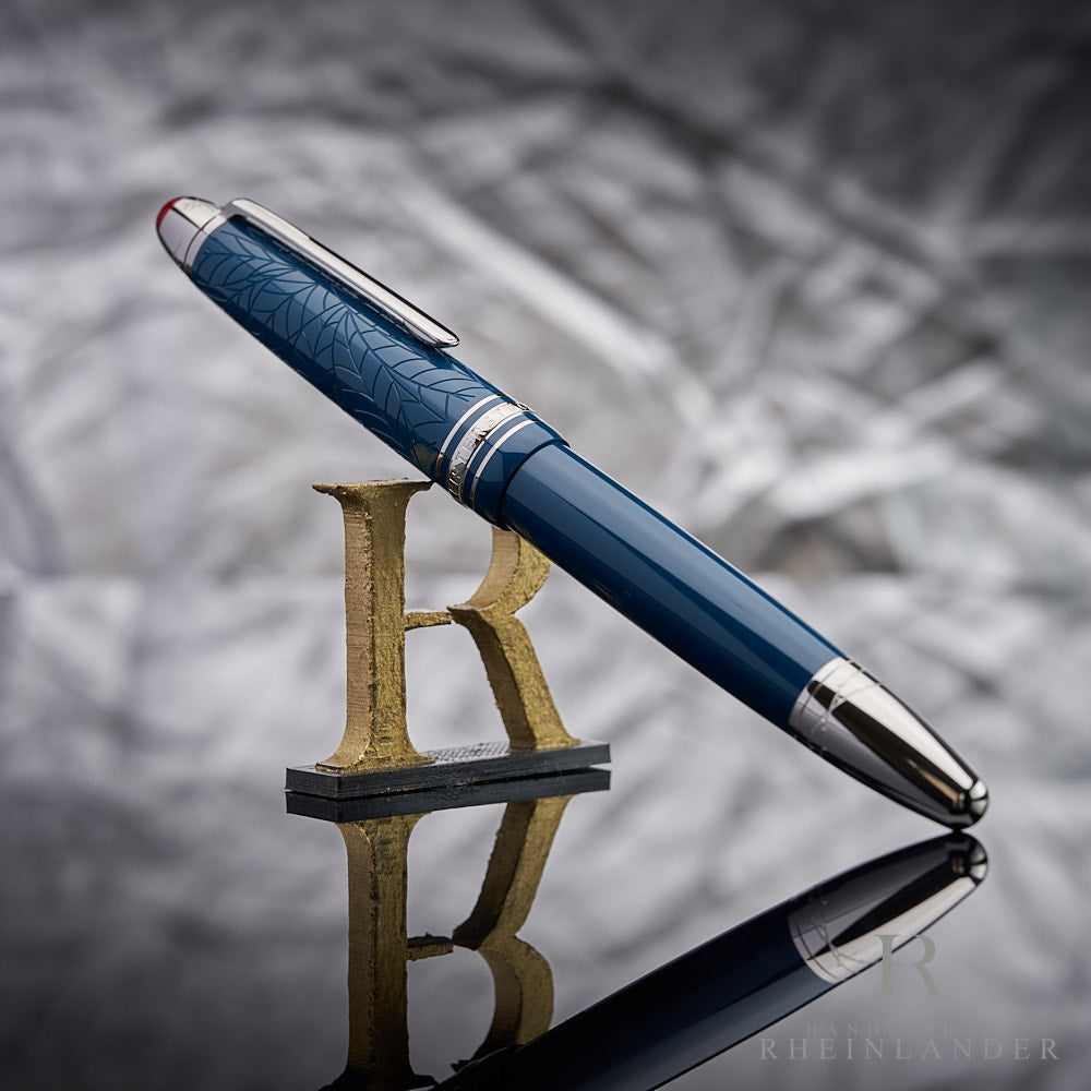 blauer Montblanc Romeo & Juliet Rollerball angelehnt an das Handelshaus Rheinländer Logo vor silbernem Hintergrund