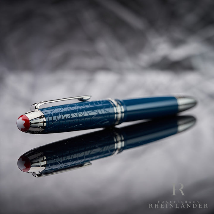 roter Kappenkopf des blauen Montblanc Romeo & Juliet LeGrand Resin Rollerball mit silbernen Beschlägen liegend