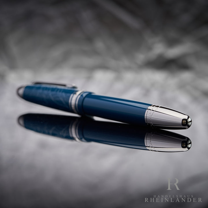 silberner Konus des blauen Montblanc Romeo & Juliet LeGrand Rollerballs mir feinen Gravuren vor grauem Hintergrund