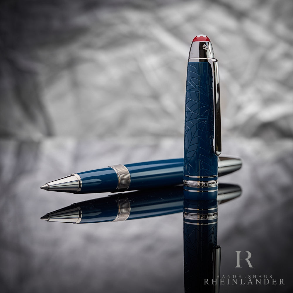 offener blauer Montblanc Romeo & Juliet Rollerball mit daneben stehender Kappe vor silbernem Hintergrund