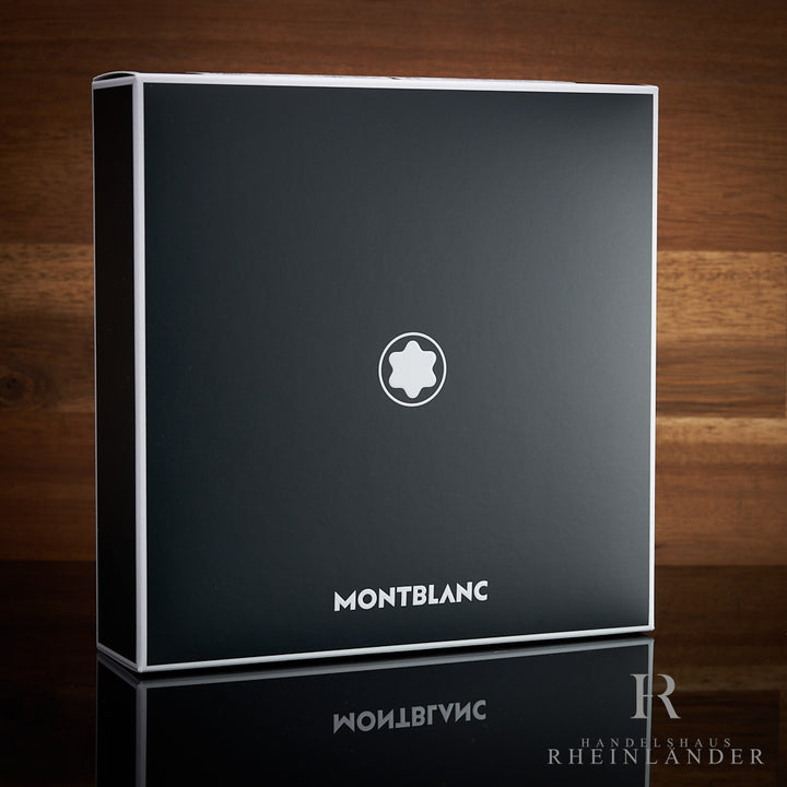 Montblanc Originalverpackung in schwarz und weiß stehend vor hölzernem Hintergrund