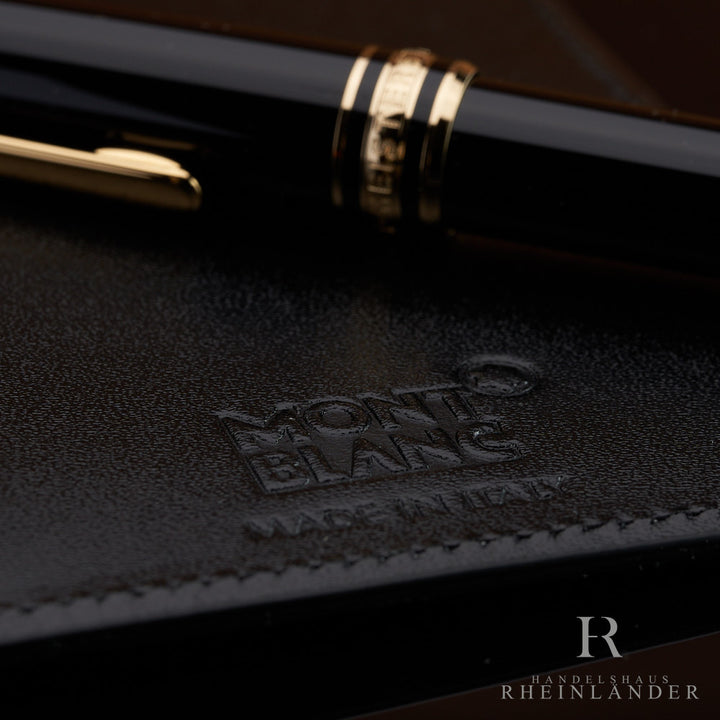 Nahaufnahme des Montblanc Kartenetuis mit Prägung und Kappenende eines Rollerballs