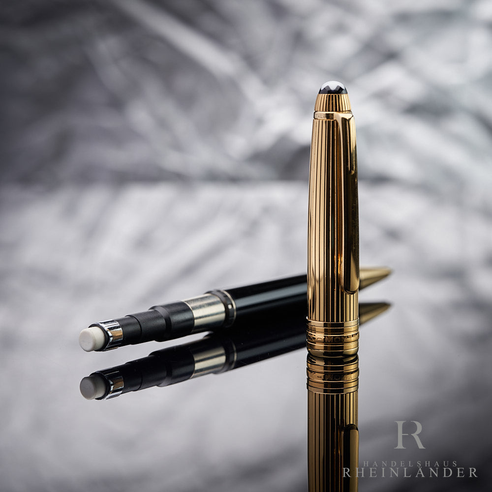 Solitaire Doue Gold Plated Drehbleistift mit abgezogener goldener Kappe und Radiergummi vor silbernem Hintergrund