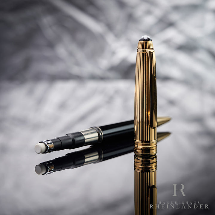 Solitaire Doue Gold Plated Drehbleistift mit abgezogener goldener Kappe und Radiergummi vor silbernem Hintergrund