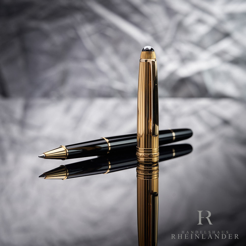 offener Montblanc Solitaire Doue Rollerball mit goldener Kappe und Faden-Muster stehend vor silbernem Hintergrund