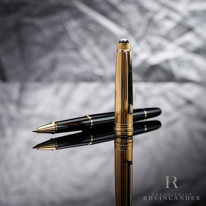 offener Montblanc Solitaire Doue Rollerball mit goldener Kappe und Faden-Muster stehend vor silbernem Hintergrund