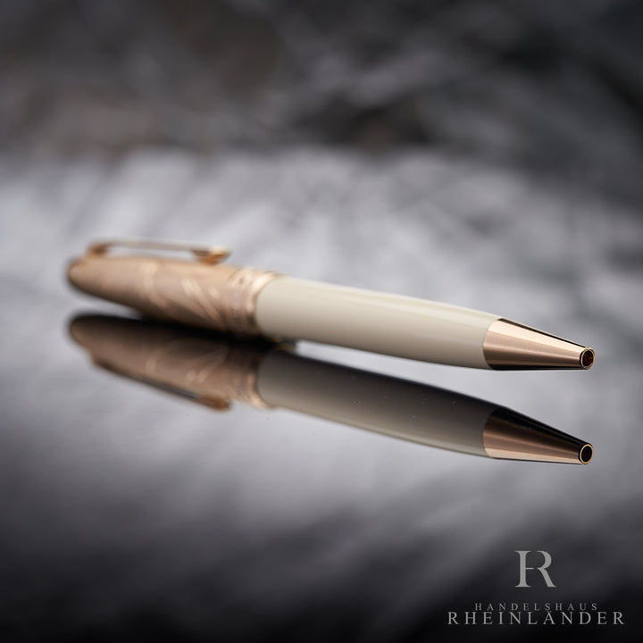 goldenen Spitze des Solitaire Doue Romeo & Juliet Kugelschreibers von Montblanc liegend vor grauem Hintergrund