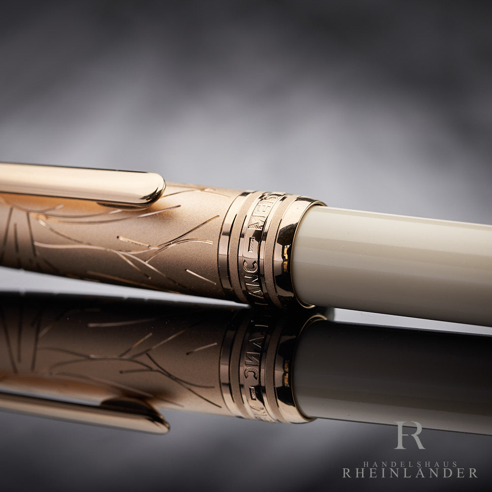 Nahaufnahme der goldenen Kappenringe des Montblanc Solitaire Doue Romeo & Juliet Kugelschreibers mit Gravuren