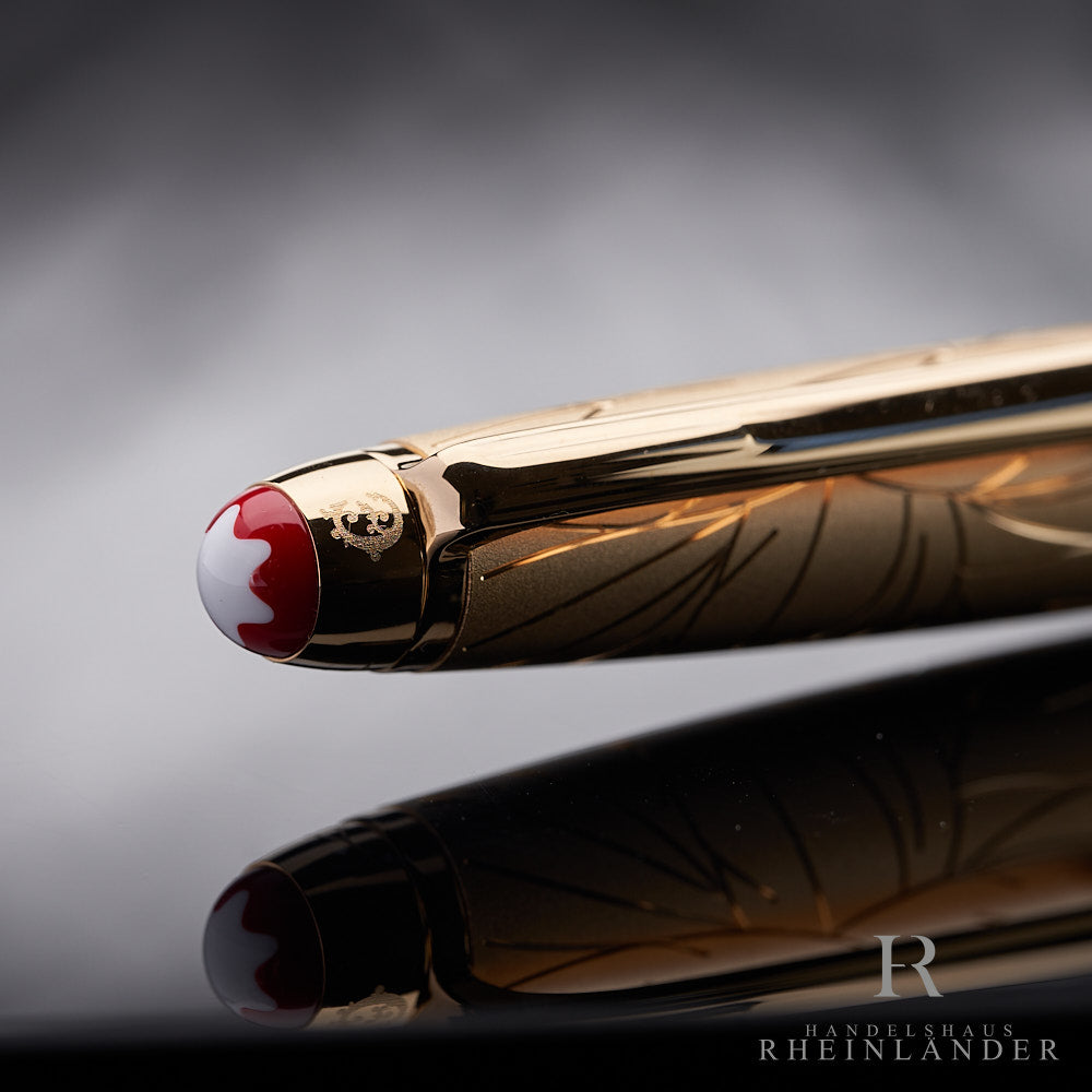 Detail des Kappenkopfs mit Lasergravur und rot weißem Montblanc Logo auf dem Solitaire Doue Kugelschreiber der Romeo & Juliet Kollektion