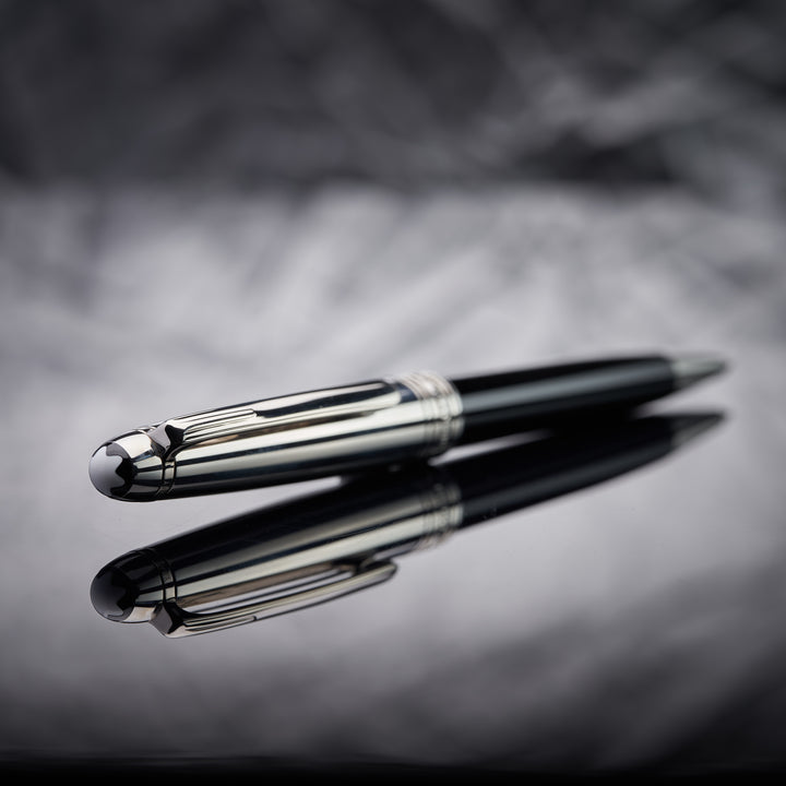 silberner Kappenkopf des Montblanc Stainless Steel Doue Bleistifts liegend vor silbernem Hintergrund