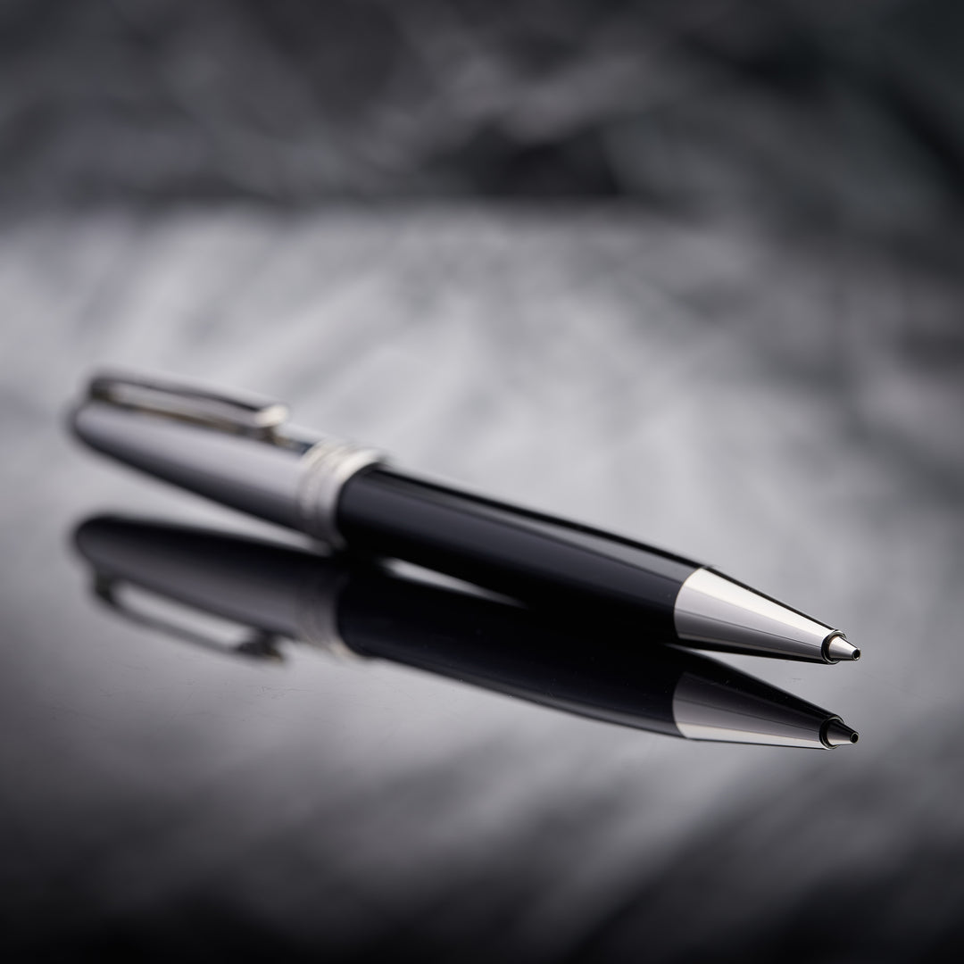 Silberne Spitze des Montblanc Stainless Steel Doue Bleistifts liegend vor grauem Hintergund