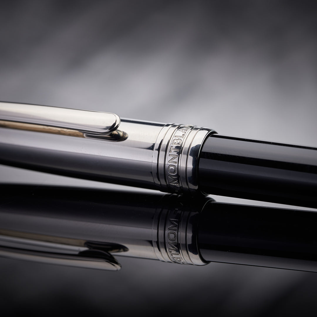 Kappenringe mit Gravuren am Montblanc Stainless Steel Doue Bleistift in Nahaufnahme vor grauem Hintergrund