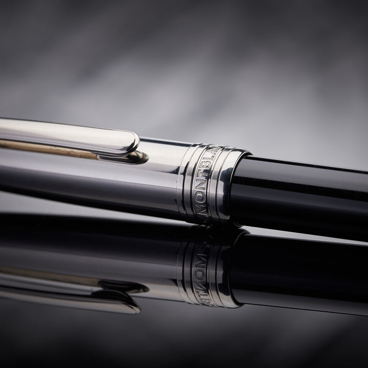 Kappenringe mit Gravuren am Montblanc Stainless Steel Doue Bleistift in Nahaufnahme vor grauem Hintergrund