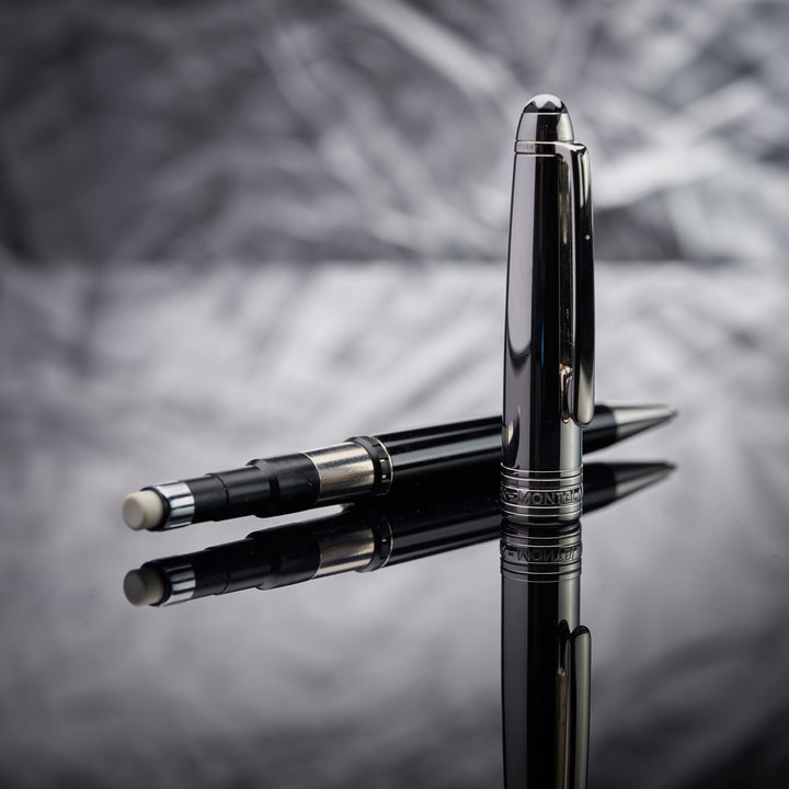 Montblanc Stainless Steel Doue Bleistift mit abgezogener Kappe, Radiergummi voran liegend vor silbernem Hintergrund